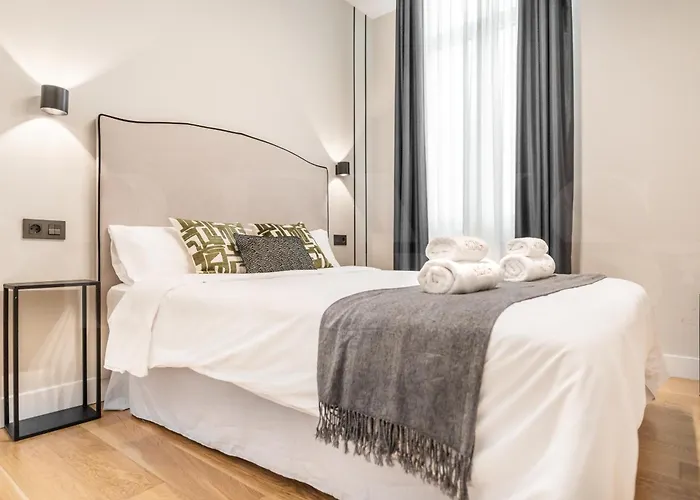 Central Apartment With Picasso Vibes By Rems